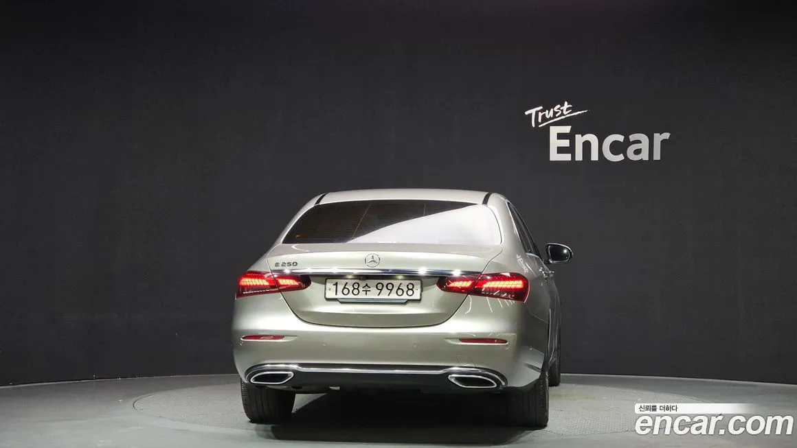 Mercedes-Benz E-Class — фото 4