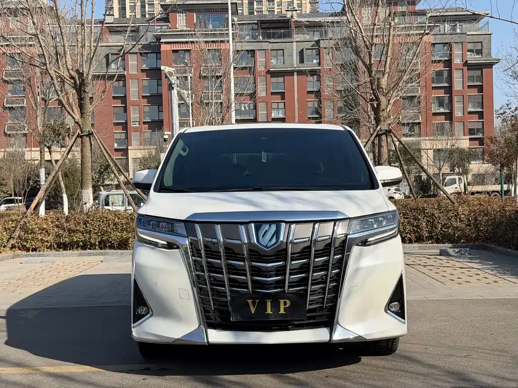 Toyota Alphard — фото 1