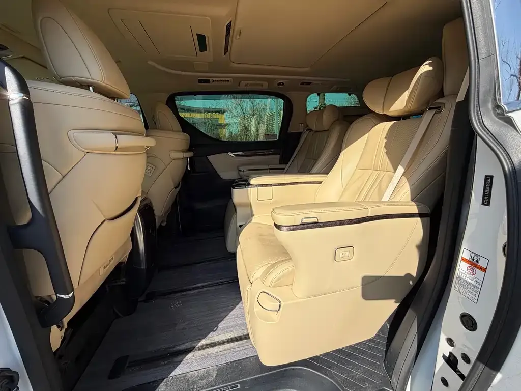 Toyota Alphard — фото 2