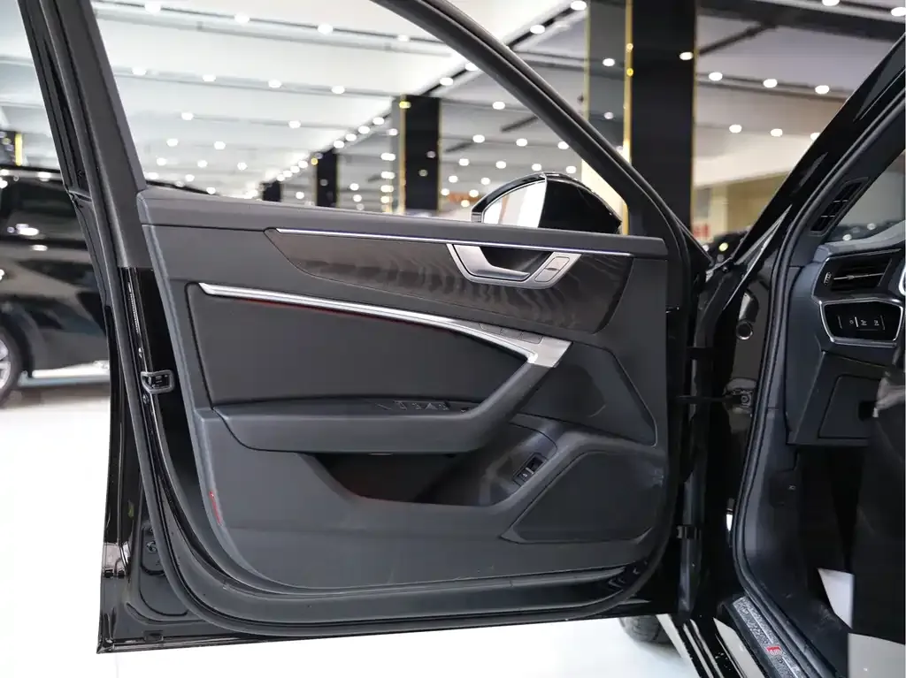 Audi A6L 2023 из CN, фото 4