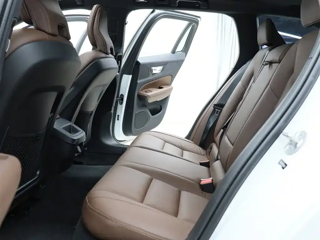 Volvo V60 2024 из CN, фото 4