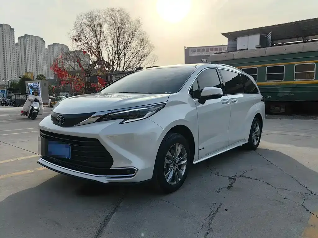 Toyota Sienna — фото 1