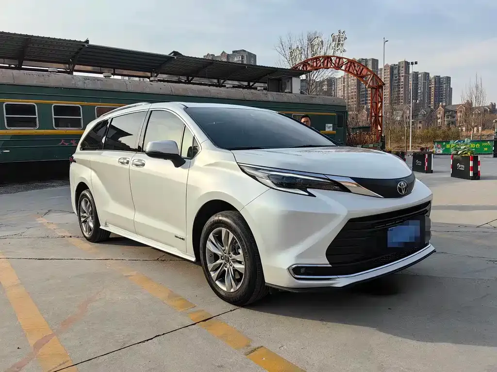 Toyota Sienna — фото 4