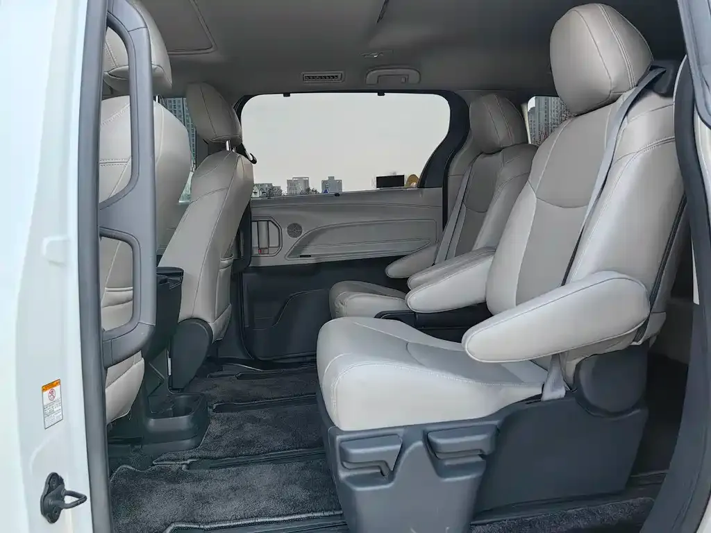 Toyota Sienna — фото 3
