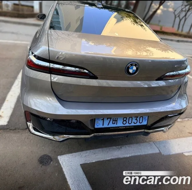 BMW i7