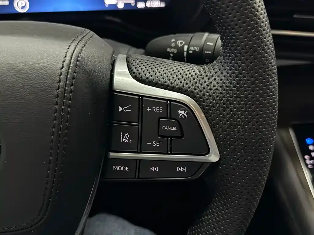 Toyota Granvia — фото 3