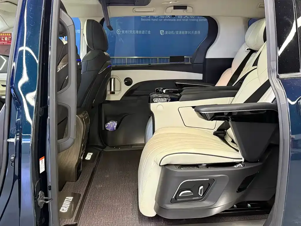 Toyota Granvia — фото 2
