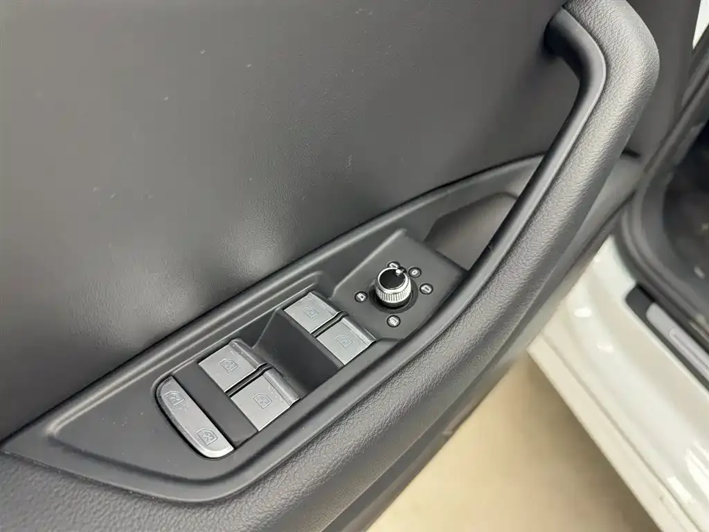 Audi A4L 2024 из CN, фото 5