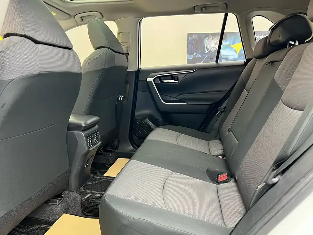 Toyota RAV4 2023 из CN, фото 4