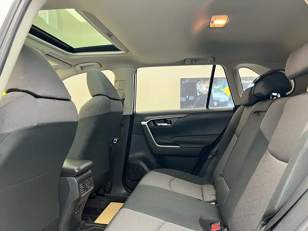 Toyota RAV4 2023 из CN, фото 3