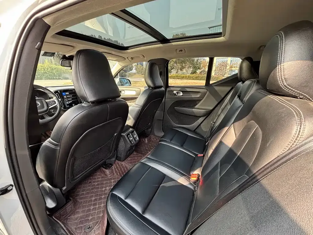Volvo XC40 2023 из CN, фото 3