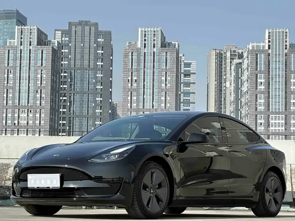 Tesla Model 3 — фото 1
