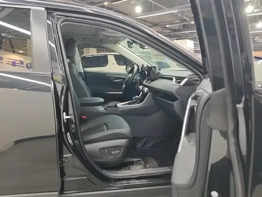 Toyota RAV4 2023 из CN, фото 7