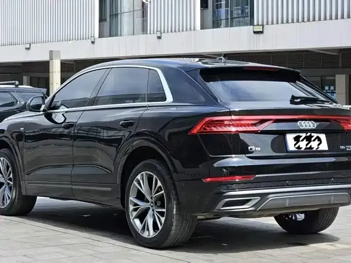 Audi Q8 2023 из CN, фото 2