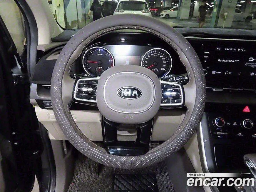 Kia Carnival — фото 8