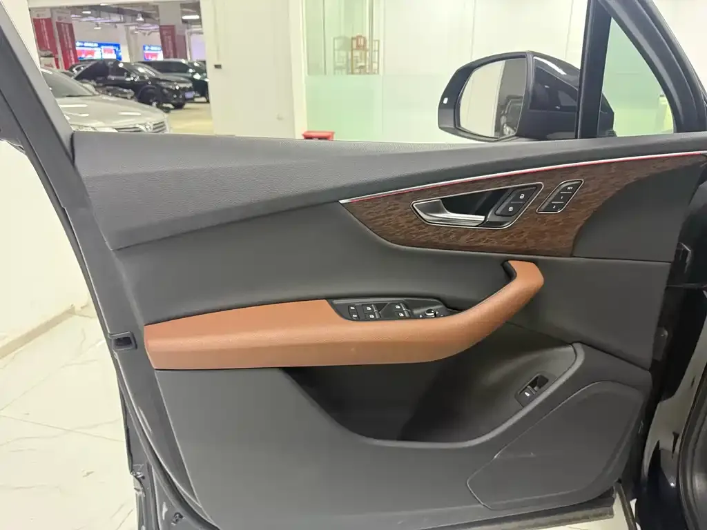 Audi Q7 2021 из CN, фото 4