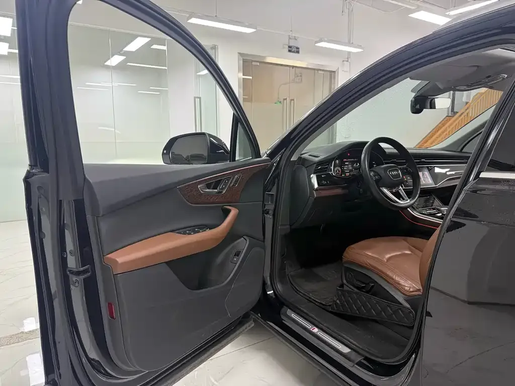 Audi Q7 2021 из CN, фото 8
