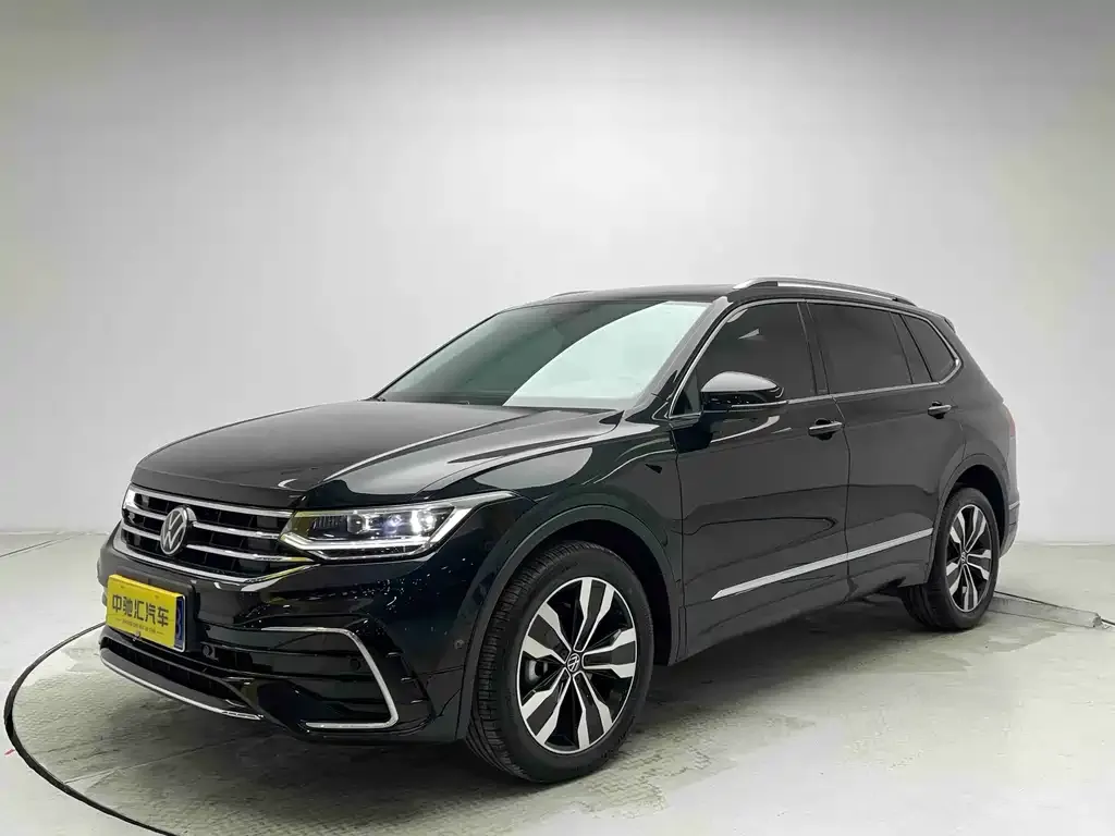 Volkswagen Tiguan L — фото 1