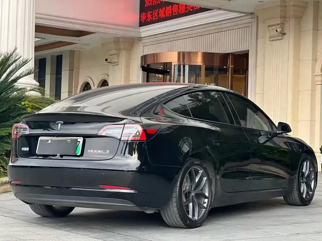 Tesla Model 3 — фото 10