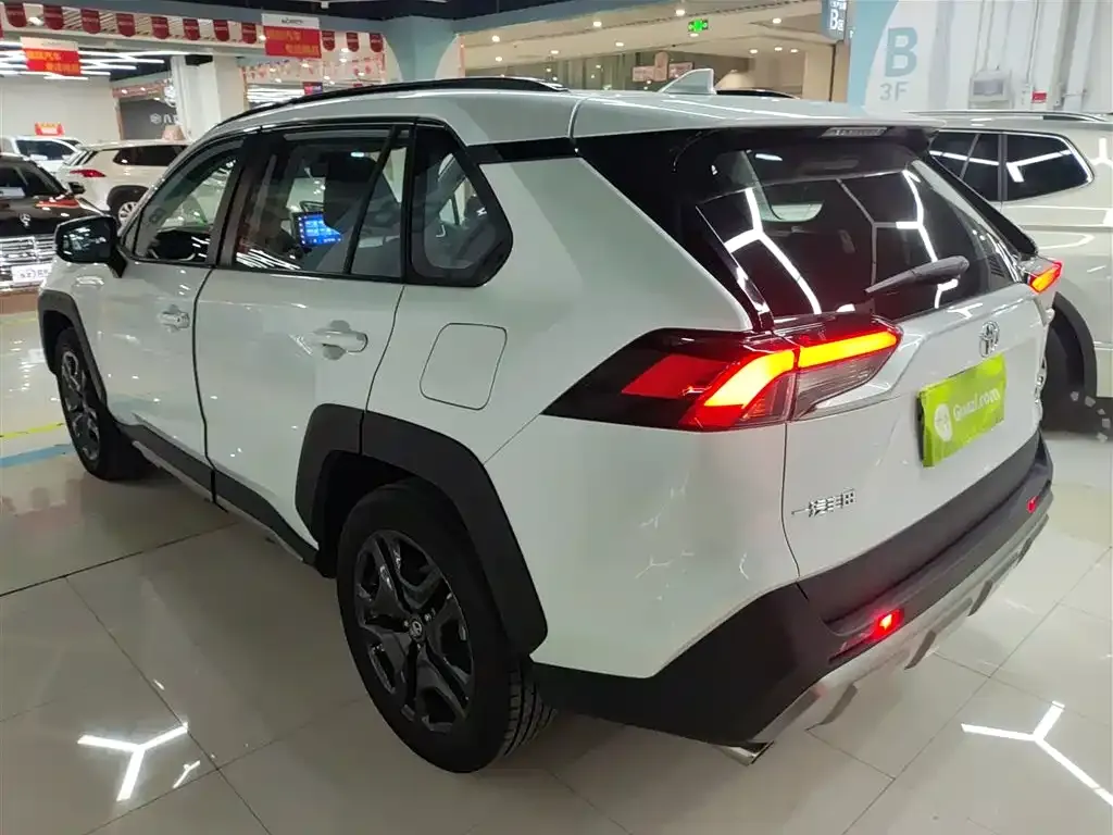 Toyota RAV4 — фото 6