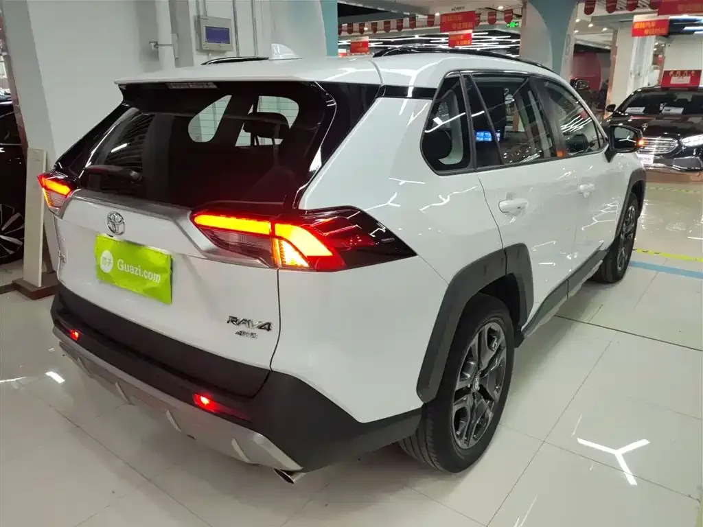 Toyota RAV4 — фото 8