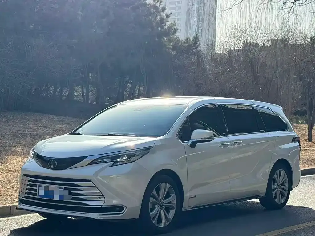 Toyota Sienna 2023 из CN, фото 1