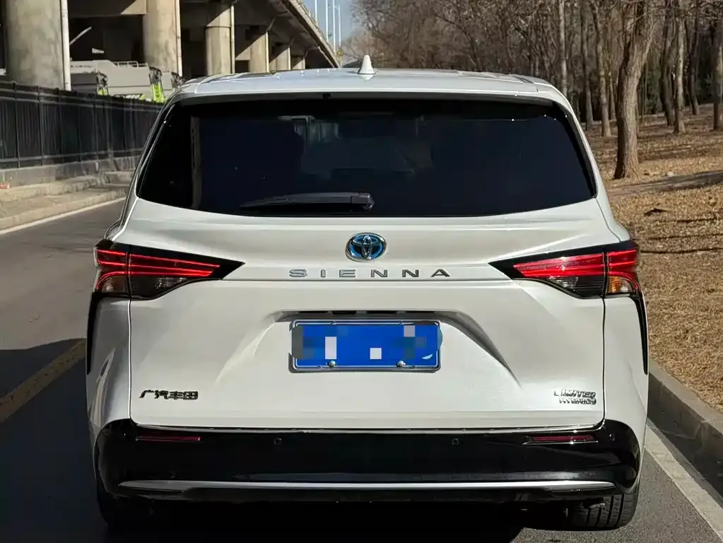 Toyota Sienna 2023 из CN, фото 2