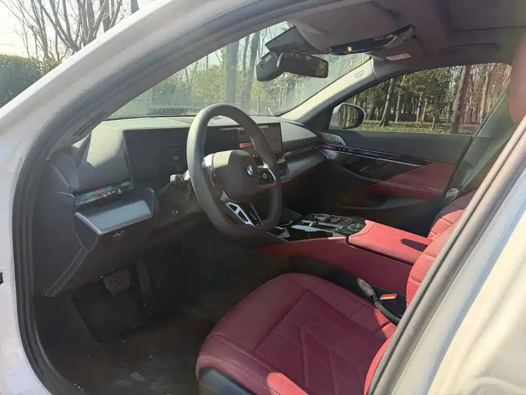 BMW 5 Series 2025 из CN, фото 8