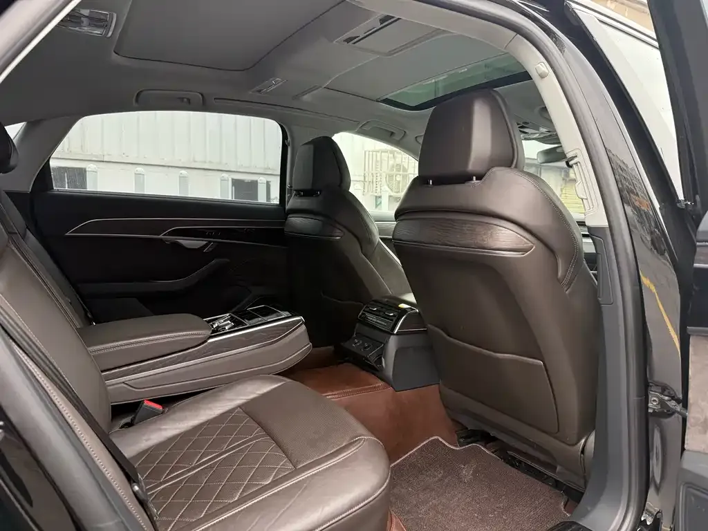 Audi A8 2022 из CN, фото 2