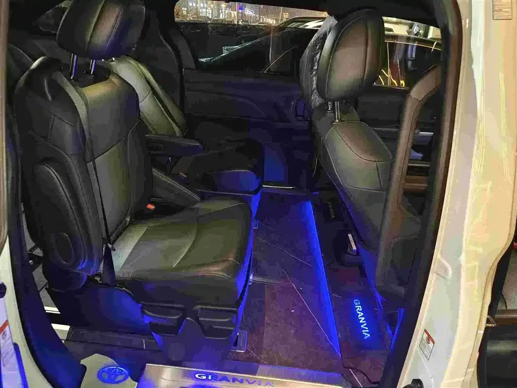 Toyota Granvia 2024 из CN, фото 4