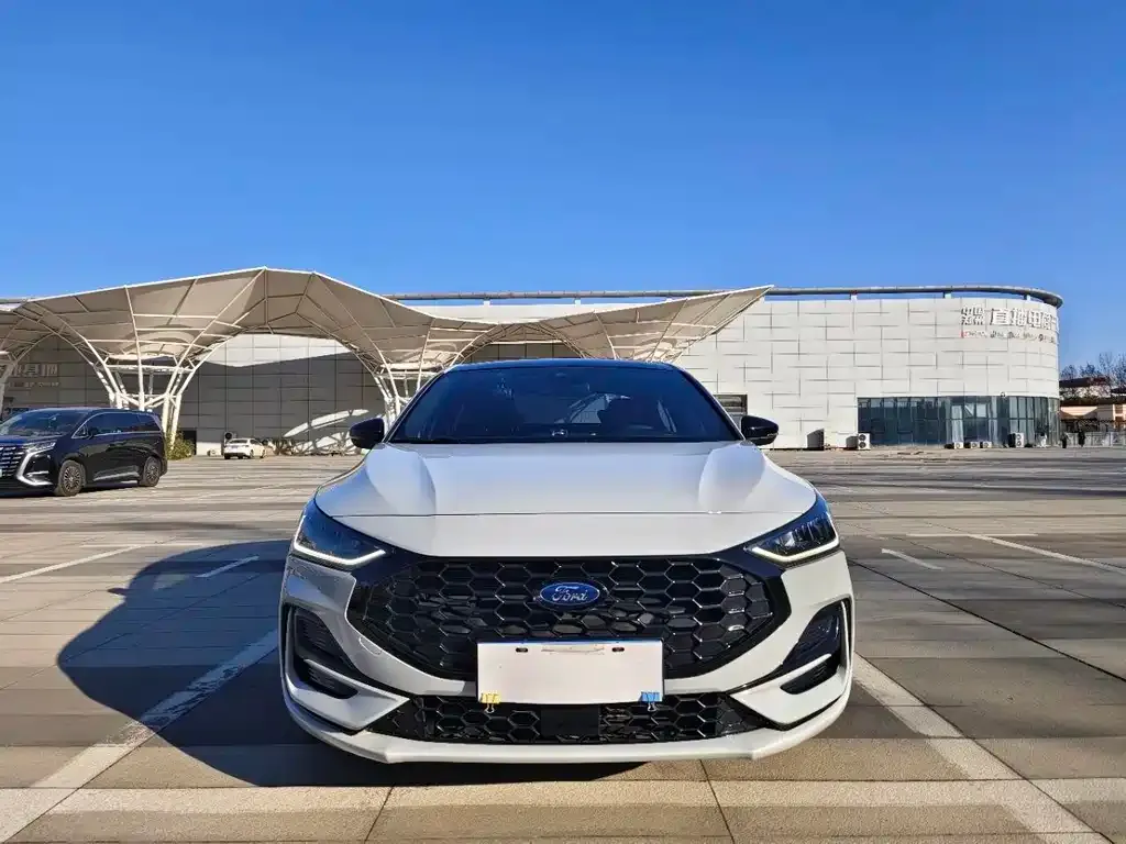 Ford Focus 2023 из CN, фото 2