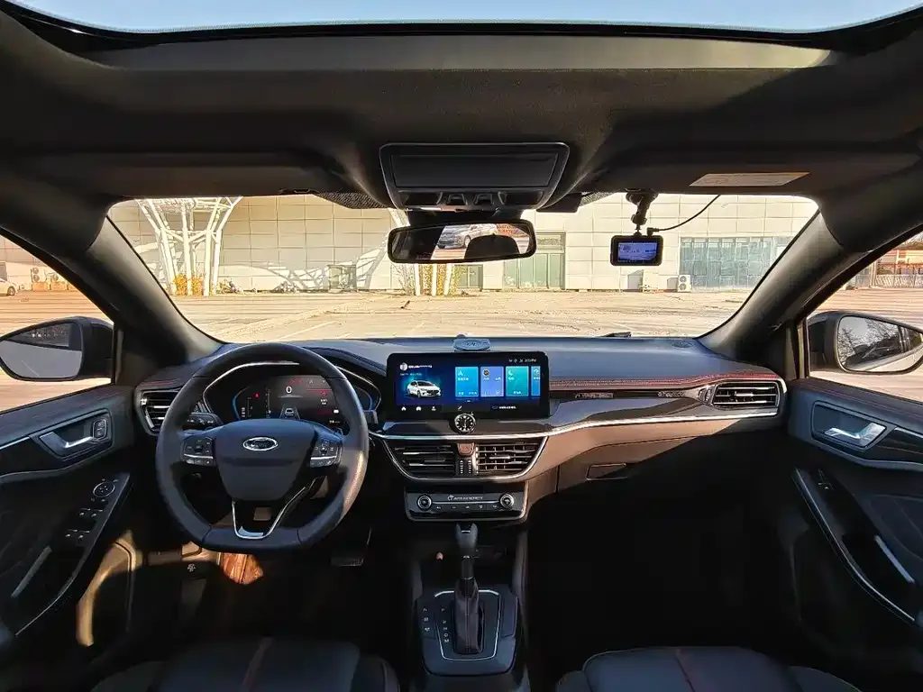 Ford Focus 2023 из CN, фото 5