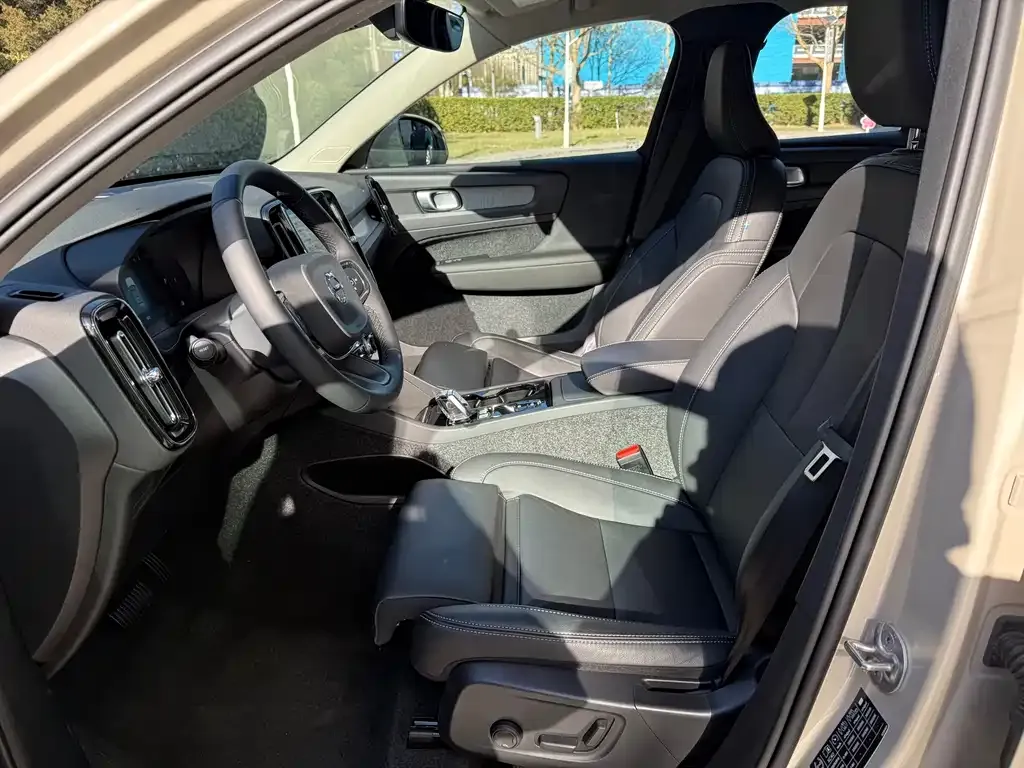 Volvo XC40 2024 из CN, фото 7