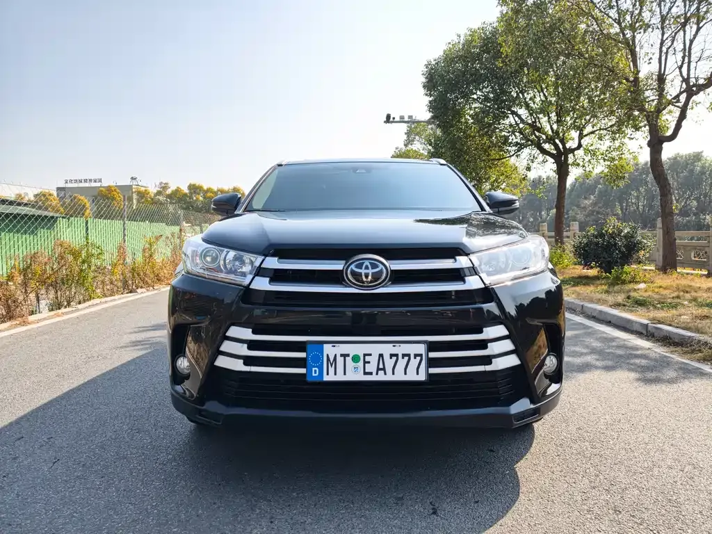 Toyota Highlander — фото 1