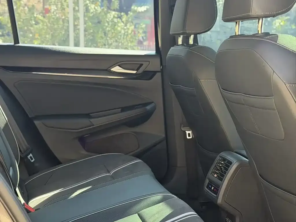 Volkswagen Golf 2023 из CN, фото 4