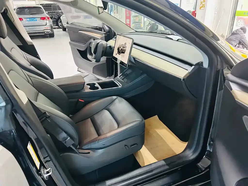 Tesla Model Y — фото 6