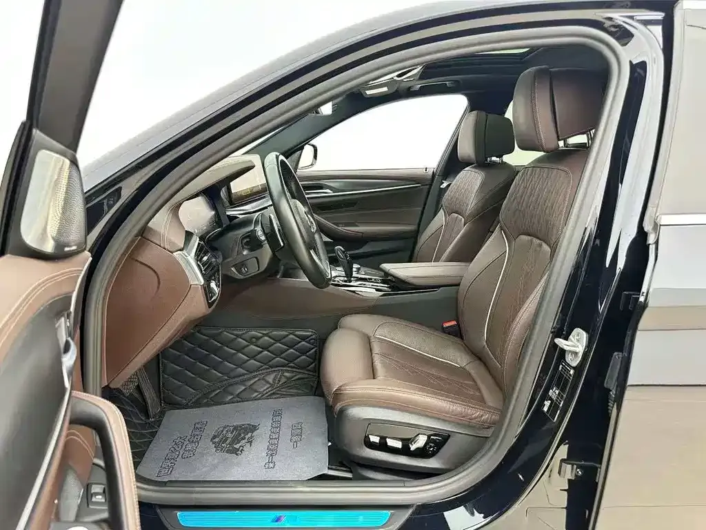 BMW 5 Series 2022 из CN, фото 9