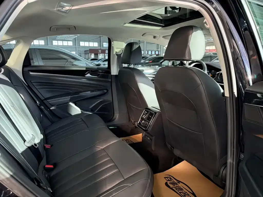 Volkswagen Passat 2023 из CN, фото 2