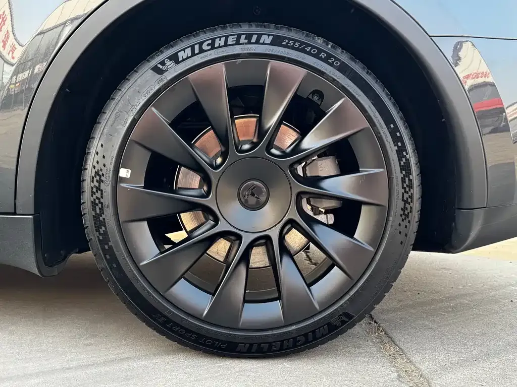 Tesla Model Y — фото 6