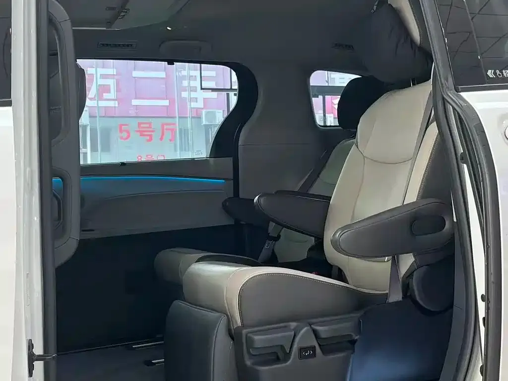 Toyota Sienna 2024 из CN, фото 2