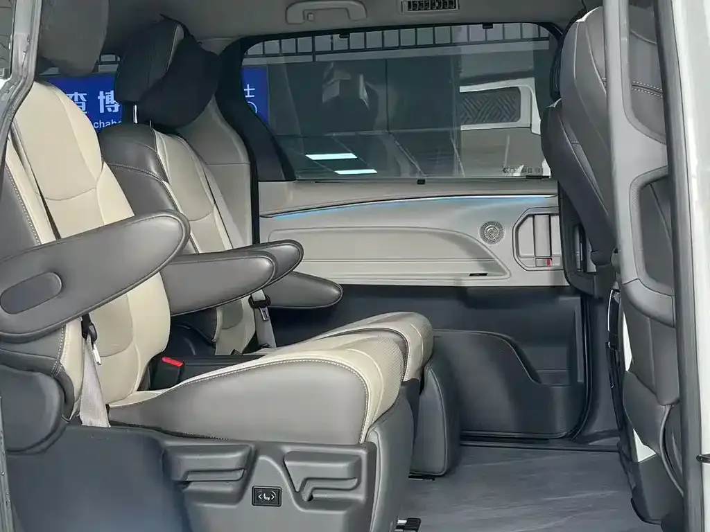 Toyota Sienna 2024 из CN, фото 7