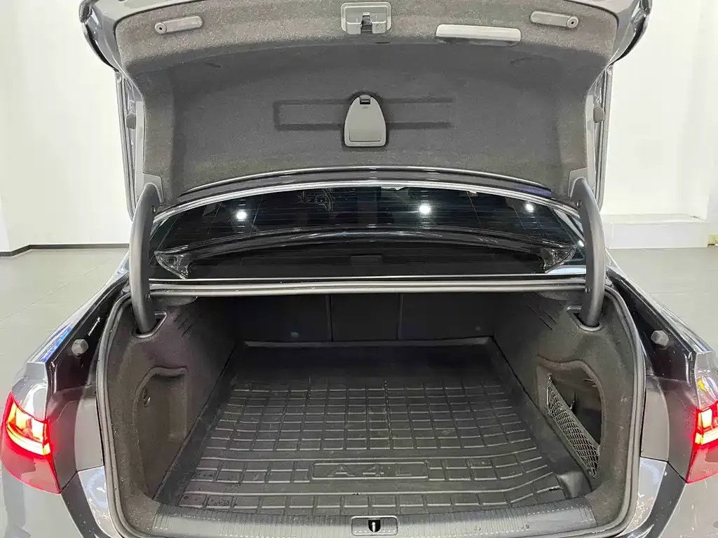 Audi A4L 2022 из CN, фото 9