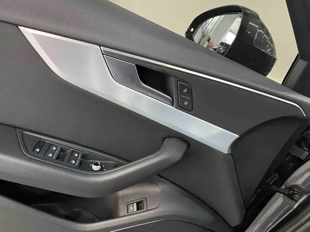 Audi A4L 2022 из CN, фото 4