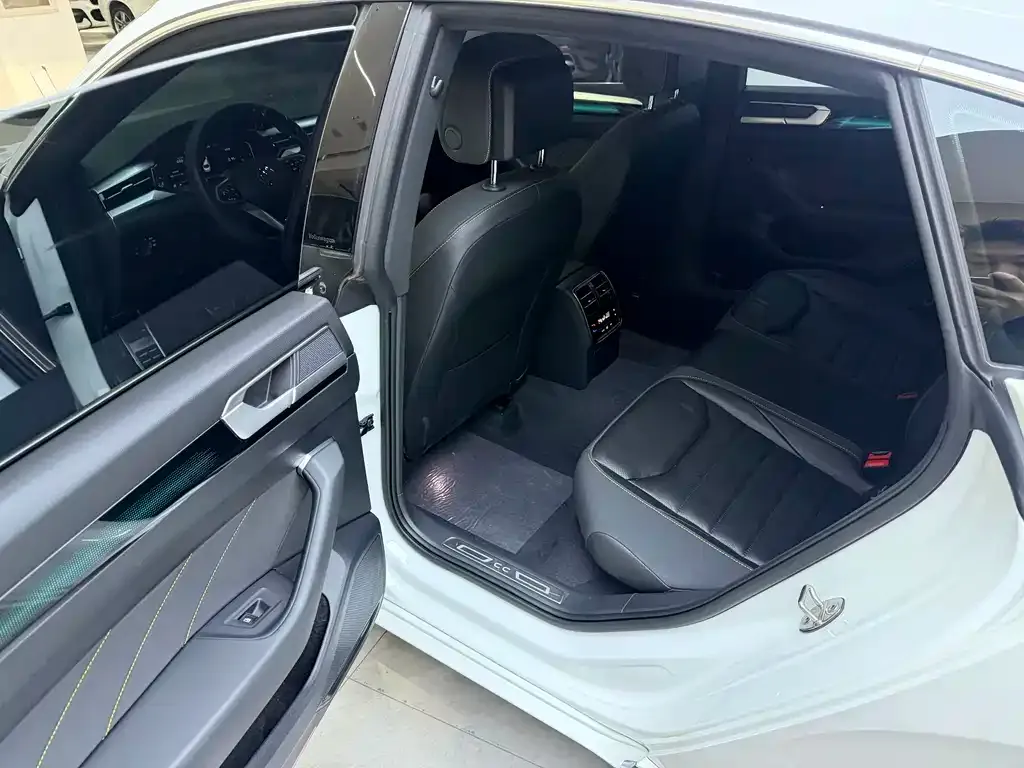 Volkswagen CC 2024 из CN, фото 8