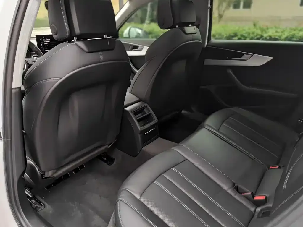 Audi A4L 2022 из CN, фото 3