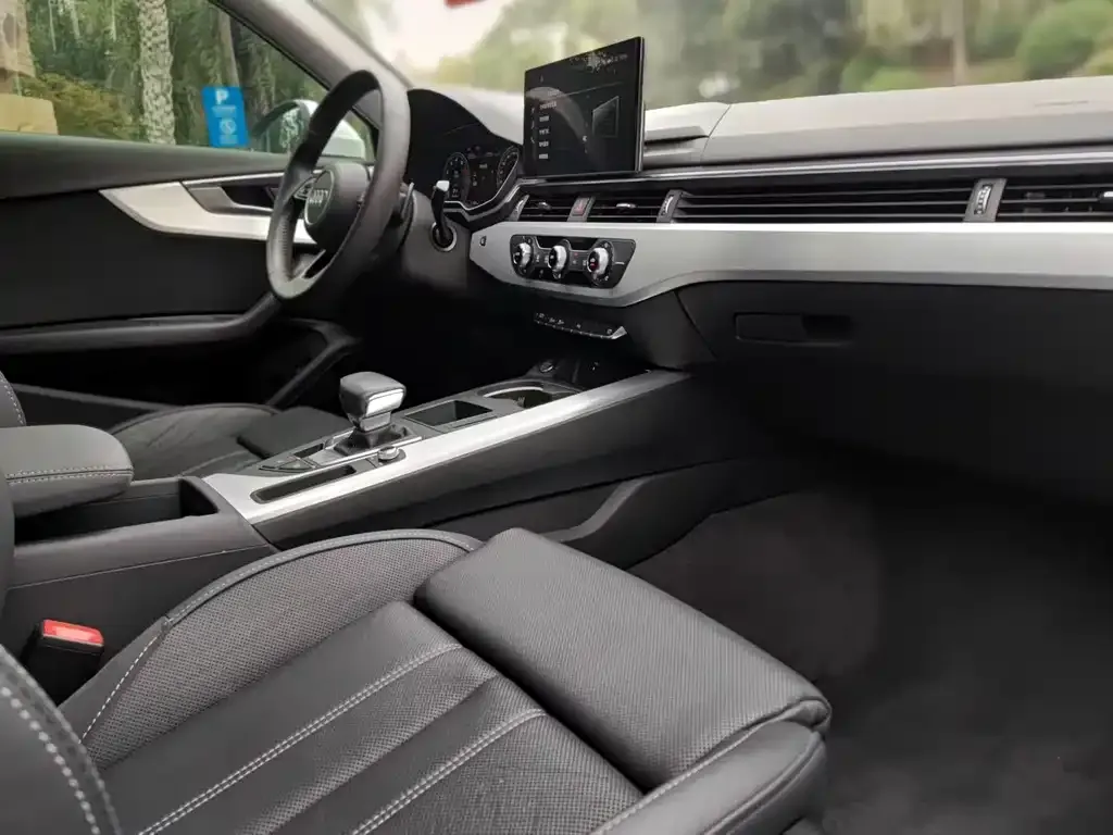Audi A4L 2022 из CN, фото 4