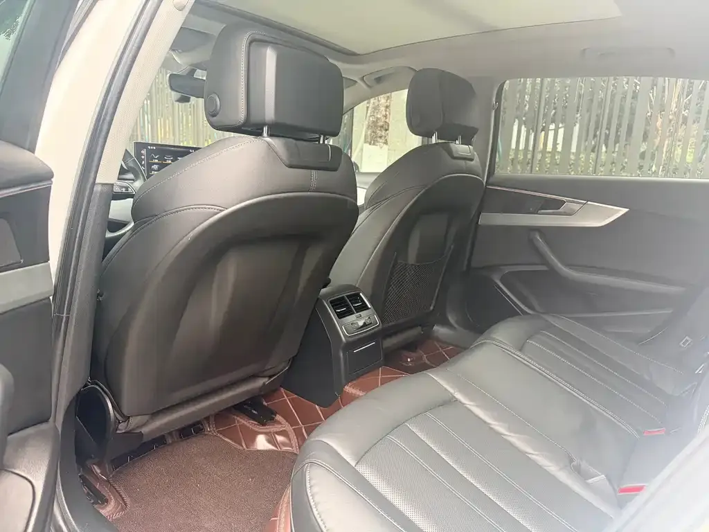 Audi A4L 2021 из CN, фото 6