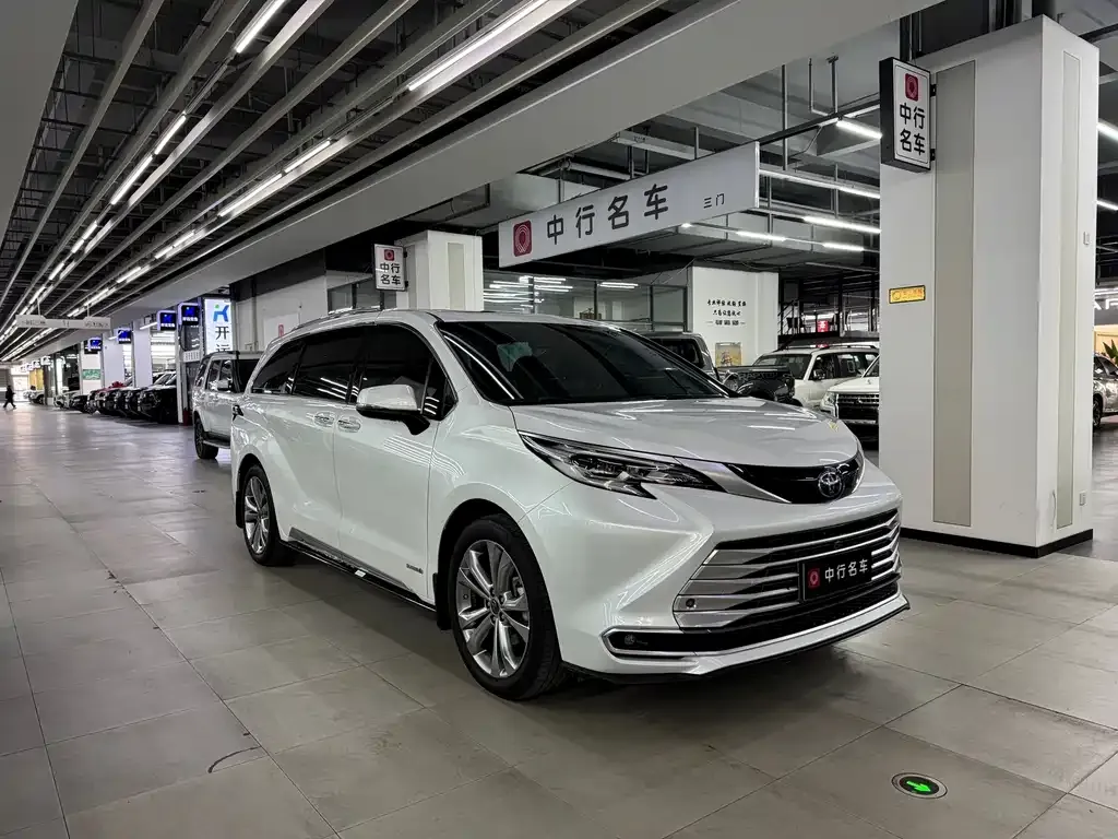 Toyota Sienna 2023 из CN, фото 2