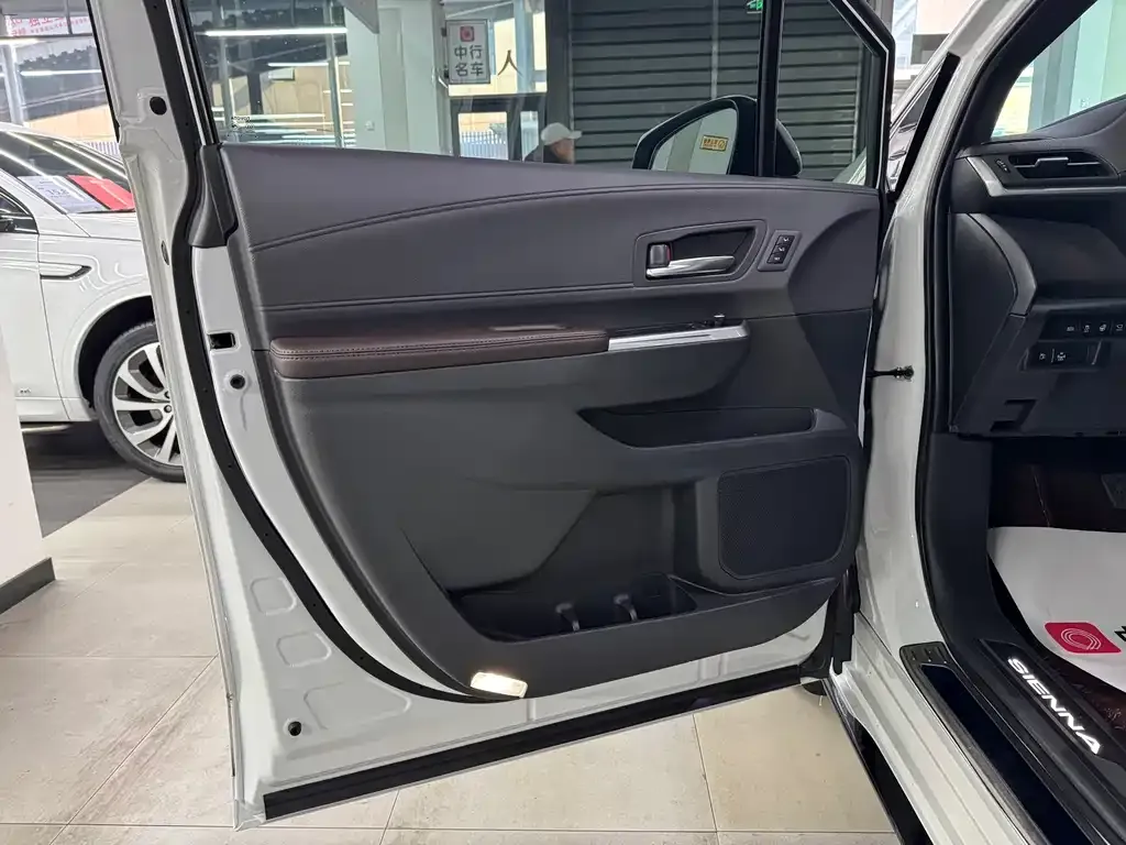 Toyota Sienna 2023 из CN, фото 4