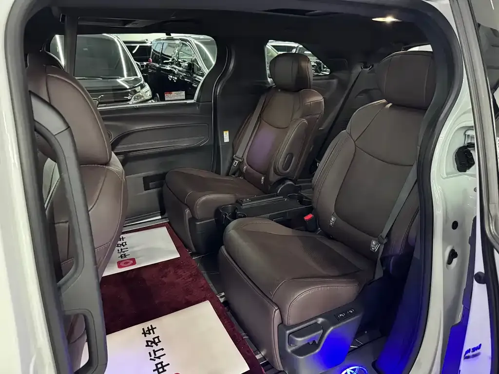 Toyota Sienna 2023 из CN, фото 5